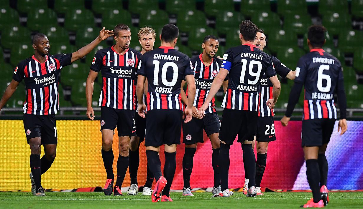 Pemain Eintracht Frankfurt, merayakan gol yang dicetak Stefan Ilsanker ke gawang Werder Bremen pada laga lanjutan Bundesliga di Weser Stadion, Kamis (4/6/2020) dini hari WIB. Frankfurt menang 3-0 atas Bremen. (AFP/Stuart Franklin/pool)