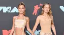 Gigi Hadid dan Bella Hadid memeriahkan MTV Video Music Awards 2019 di Prudential Center, Newark, New Jersey, Senin (26/8/2019). Tampil maksimal, Bella dan Gigi Hadid menjadi dua dari deretan selebriti berbusana terbaik di acara ini. (Jamie McCarthy/GETTY IMAGES/AFP)
