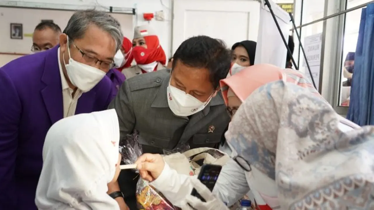 Menkes BGS cek gigi anak-anak SD bersama PDGI dan Devya Dental Clinic. (Foto: Dok Kemenkes)