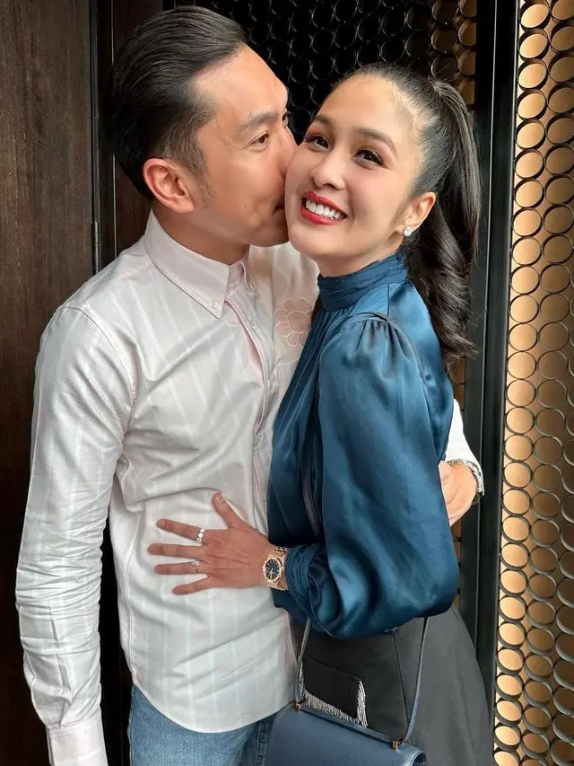 Potret mesra Sandra Dewi dan Suami