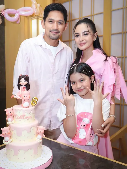 Ririn mengenakan gaun midi berwarna pink pastel yang terlihat anggun dan feminin. Gaun tersebut memiliki detail pita di bagian bahu, memberikan sentuhan manis sekaligus modern pada tampilannya. [@ririnekawati].
