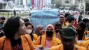 Massa yang tergabung dalam BEM Nusantara membentangkan spanduk saat menggelar aksi di kawasan Patung Kuda, Jakarta, Kamis (1/9/2022). Dalam aksinya mereka menolak naiknya harga BBM yang dinilai merugikan rakyat kecil. (Liputan6.com/Faizal Fanani)