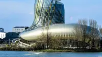 Di bantaran Sungai Garonne, kota Bordeaux, Prancis, baru saja di buka taman hiburan bernama La Cite du Vin alias the City of Wine.