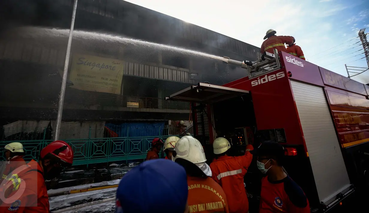 Petugas pemadam kebakaran berusaha memadamkan api di Pasar Senen, Jakarta Pusat, Kamis (19/1). Petugas kesulitan memadamkan api karena banyaknya bahan yang mudah terbakar dan sulitnya petugas menjangkau titik api. (Liputan6.com/Faizal Fanani)
