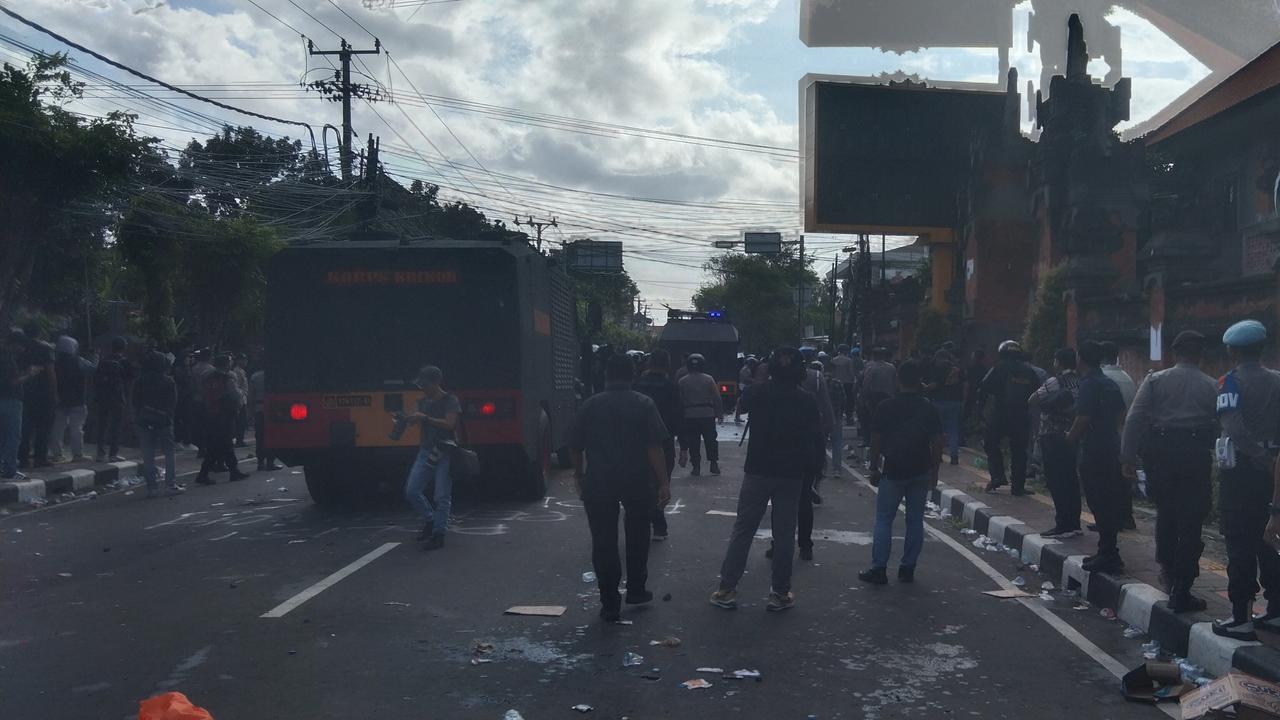 Massa Demo di Polda Bali Ricuh, Lempar Batu hingga Kayu, Dua Water Canon Disemprotkan
