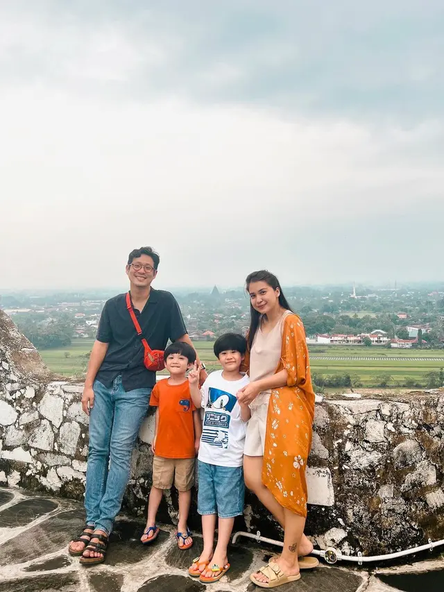 [Fimela] Potret keluarga Putri Titian - Junior Liem