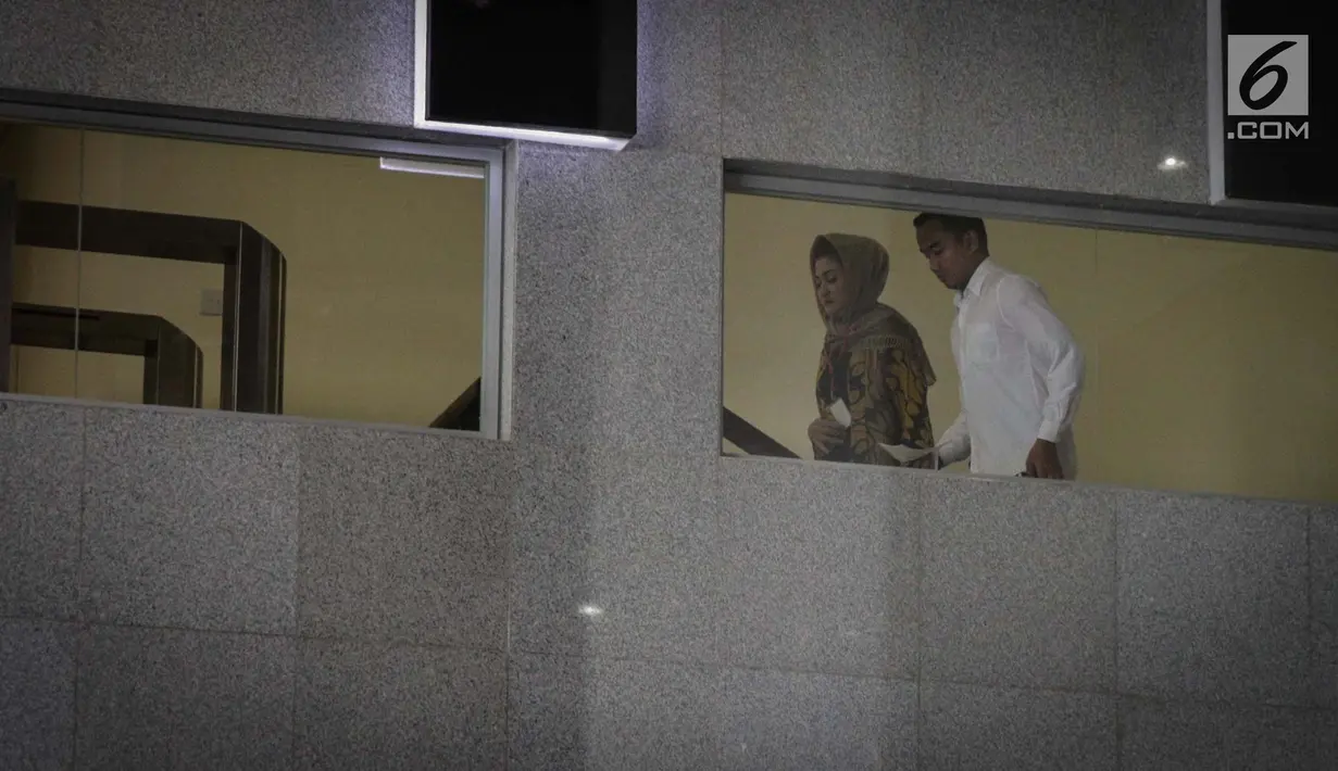 Istri tersangka kasus korupsi E-KTP Setya Novanto, Deisti Astriani Tagor menaiki tangga menuju ruang pemeriksaan di Gedung KPK, Jakarta, Senin (20/11). Deisti yang mengenakan hijab enggan menjawab pertanyaan para awak media. (Liputan6.com/Faizal Fanani)