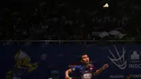 Tomy Sugiarto mengembalikan kok saat berhadapan dengan pemain dari Hong Kong, Wei Nan pada turnamen Indonesia Open 2016 di Istora Senayan, Jakarta, Rabu (1/6/2016). Tomy kalah 16-21, 14-21. (Bola.com/Nicklas Hanoatubun)