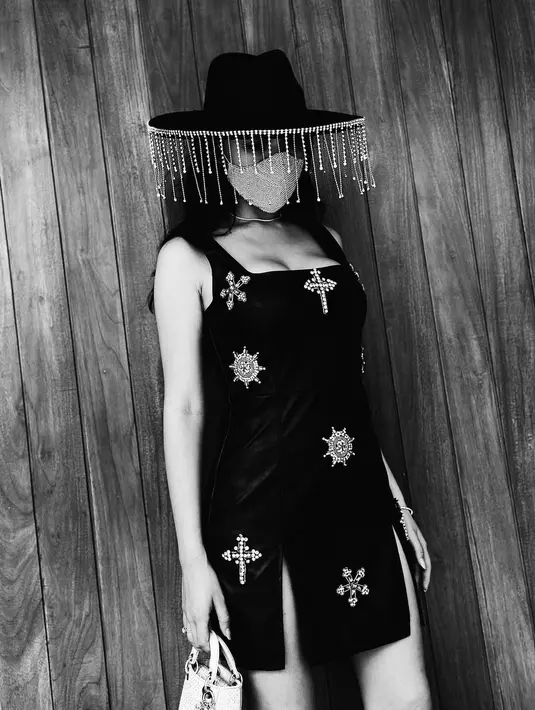 Amanda Manopo pilih bergaya Meksiko dengan mini dress velvet dan topi yang khas. Ia pun menjinjing tas Lady Dior berwarna terang sebagai sentuhan mahal. [@amandamanopo]