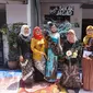 Ibu-ibu Pamitran IV, Kompleks Panghegar Permai, RT 05/09, Kelurahan Cipadung Kulon, Kecamatan Panyileukan, Kota Bandung, memamerkan produk barang bekas yang mereka daur ulang