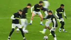 Para pemain Atletico Madrid menghadiri sesi latihan menjelang leg pertama babak 16 besar Liga Champions melawan Chelsea di Stadion Arena Nationala, Rumania, Senin (22/2/2021). Meski laga tidak dimainkan di kandang Atletico Madrid, Chelsea tetap berstatus sebagai tim tamu.  (Daniel MIHAILESCU/AFP)