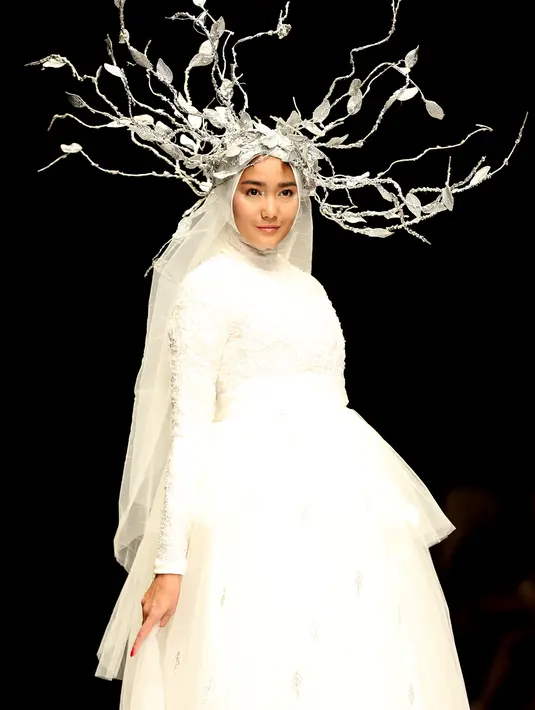 Unsur bumi yang dipilih oleh kakak beradik Zaskia dan Shireen Sungkar adalah tema air. Brand yang mengusung nama Zashi ini memiliki desain elegan ditambah dengan hiasan kepala berbentuk daun yang sumber kehidupannya adalah air. (Andy Masela/Bintang.com)