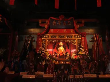 Jelang perayaan Cap Go Meh, ratusan warga keturunan Tionghoa melakukan sembahyang di Vihara Dhanagun, Bogor, Jawa Barat, Kamis (5/3/2015). (Liputan6.com/Helmi Fithriansyah)