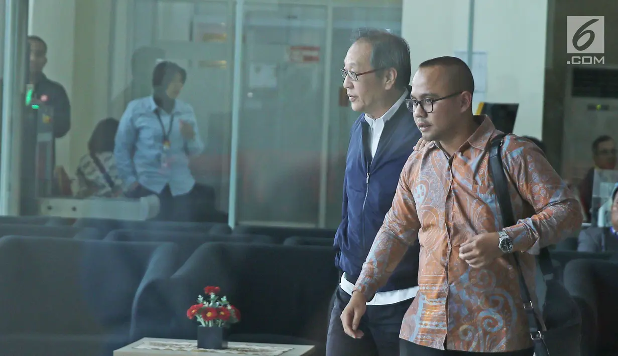 Tersangka Made Oka Masagung usai menjalani pemeriksaan di Gedung KPK, Jakarta, Kamis (8/3). Sejak ditetapkan sebagai tersangka kasus korupsi proyek pengadaan E-KTP pada 28 Februari 2018 lalu, Made Oka belum ditahan oleh KPK. (Liputan6.com/Herman Zakharia)