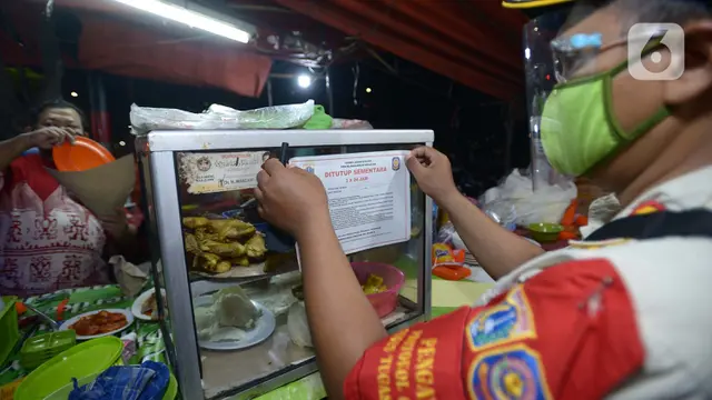 Petugas Gabungan Razia Tempat Makan di Pulogadung