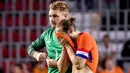 Pemain Belanda, Daley Blind menutup wajah saat berjalan bersama Jeroen Zoet saat timnya kalah dari Yunani pada laga persahabatan di Stadion Philips, Eindhoven, (2/9/2016) dini hari WIB. (AFP/ANP/Koen van Weel/Netherlands OUT)