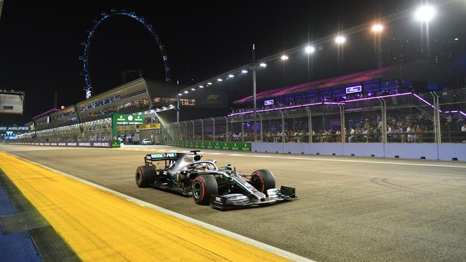 Pembalap Mercedes Lewis Hamilton mengikuti kualifikasi F1 GP Singapura 2019 di Sirkuit Marina Bay, Sabtu (21/9/2019). (AFP/Mladen Antonov)