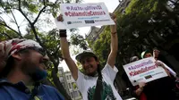 Pria membawa tulisan mendukung legalisasi ganja di luar gedung Mahkamah Agung, Meksiko,(4/11/2015). Belum lama Pengadilan Meksiko memberikan izin untuk menanam dan merokok ganja untuk konsumsi pribadi. (REUTERS/Edgard Garrido)