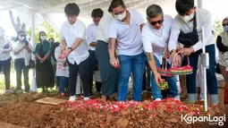 Gading Marten terlihat begitu tegar melepas kepergian sang mama. Dalam keadaan berduka, Gading masih sempat menyapa rekan-rekannya yang hadir. (KapanLagi.com®/Muhammad Akrom Sukarya)