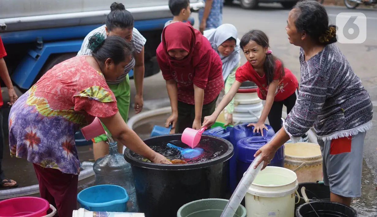 Warga mengisi air bersih ke dalam galon, jeriken, dan ember di kawasan Cipayung, Jakarta Timur, Rabu (20/11/2019). Sejak awal September 2019 sejumlah wilayah di kawasan Cipayung dilanda krisis air bersih. (Liputan6.com/Immanuel Antonius)