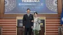 Kebaya dengan model semi kurung menambah gaya elegan dan santun. Paduan warna abu-abu juga menjadi pilihan sempurna untuk dipadukan dengan batik bernuansa abu-abu.  [Foto: Instagram/ Annisa Yudhoyono]
