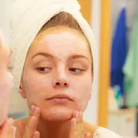 Ada yang menyebabkan jerawat, iritasi, kulit wajah kering, dan sebagainya. Jadi, jangan sampai 11 benda ini menempel di wajah kamu! (Foto: biospherenaturel.com)