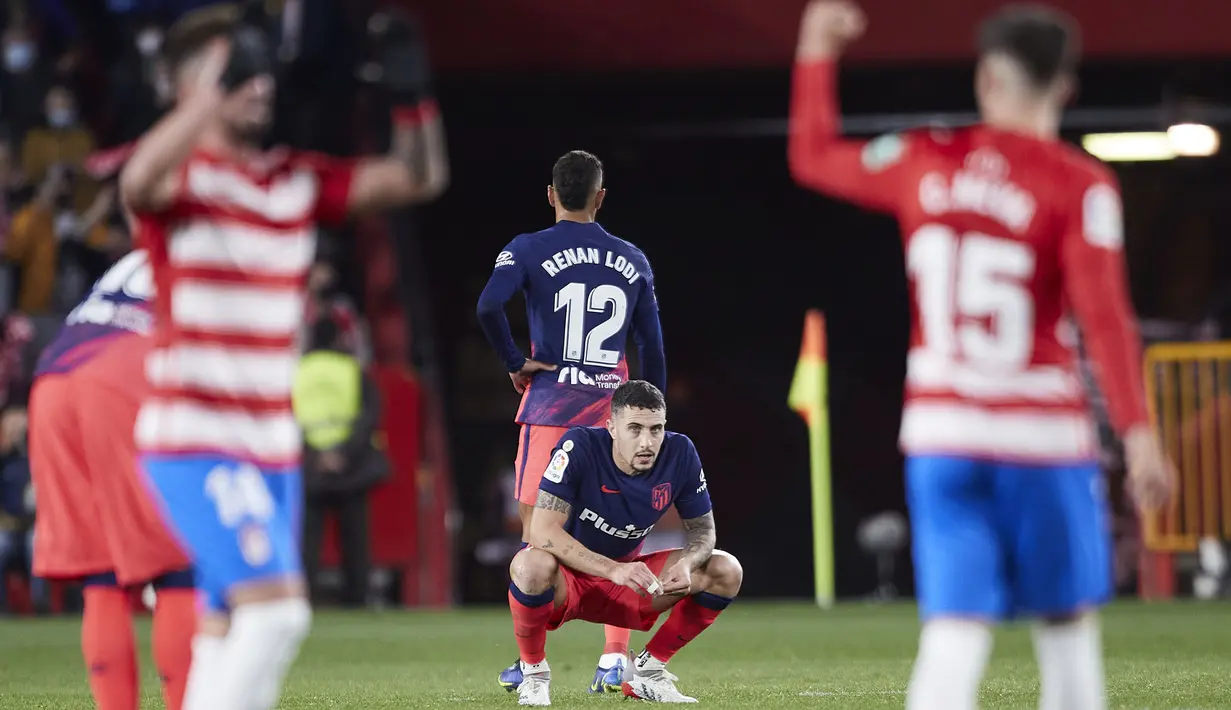 Kekalahan itu membuat juara bertahan Liga Spanyol tersebut harus tercecer di peringkat kelima klasemen dengan raihan 29 poin, sama seperti Real Sociedad. (AP/Fermin Rodriguez)