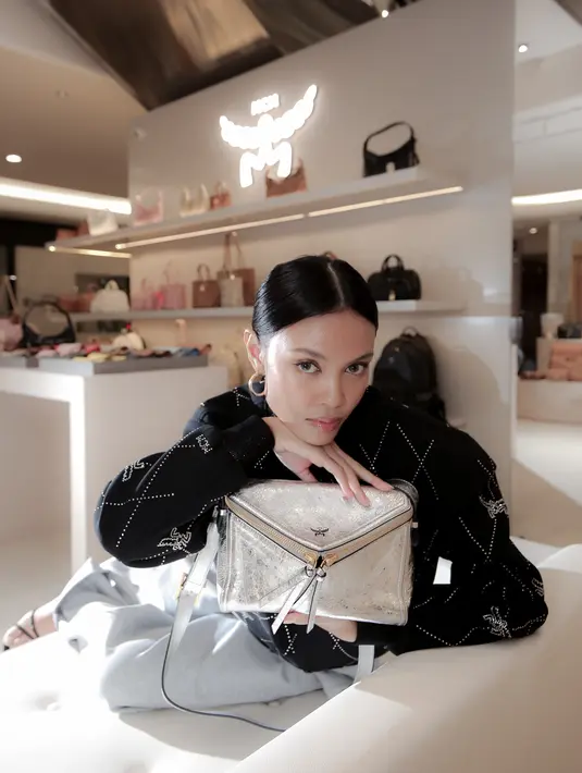 Fashion Collection by MCM, Makeup by Laura Mercier, Hair by Sisley, Model: Lola from Studio47.