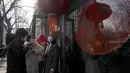 Orang-orang berbaris untuk makan pangsit di sebuah restoran seperti yang biasa dilakukan selama hari titik balik matahari musim dingin di Beijing, China, Selasa (21/12/2021). Pangsit adalah makanan festival selama hari titik balik matahari musim dingin. (AP Photo/Ng Han Guan)