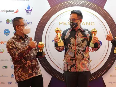 (ki-ka) Direktur Operasional PT Jakarta Industrial Estate Pulogadung
Beta S Winarto, Direktur Utama Landi R Mangaweang dan Direktur Keuangan Arief Adhi Sanjaya berbincang usai menerima 3 penghargaan TOP BUMD Award 2021 di Jakarta, (10/09/2021). (Liputan6.com/HO/Iqbal)