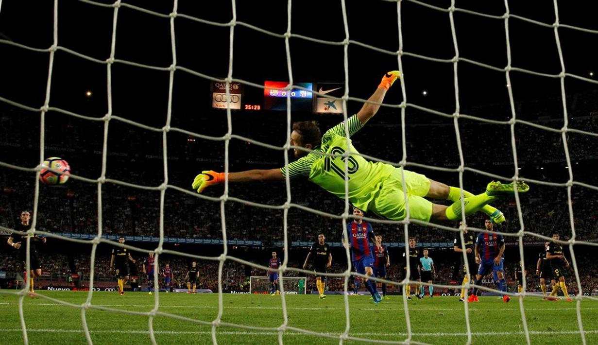 Kiper Atletico Madrid, Jan Oblak, menghalau bola tendangan pemain Barcelona dalam laga pekan kelima La Liga Spanyol musim ini yang berlangsung di Camp Nou, Kamis (22/9/2016) dini hari WIB. (Reuters/Albert Gea)