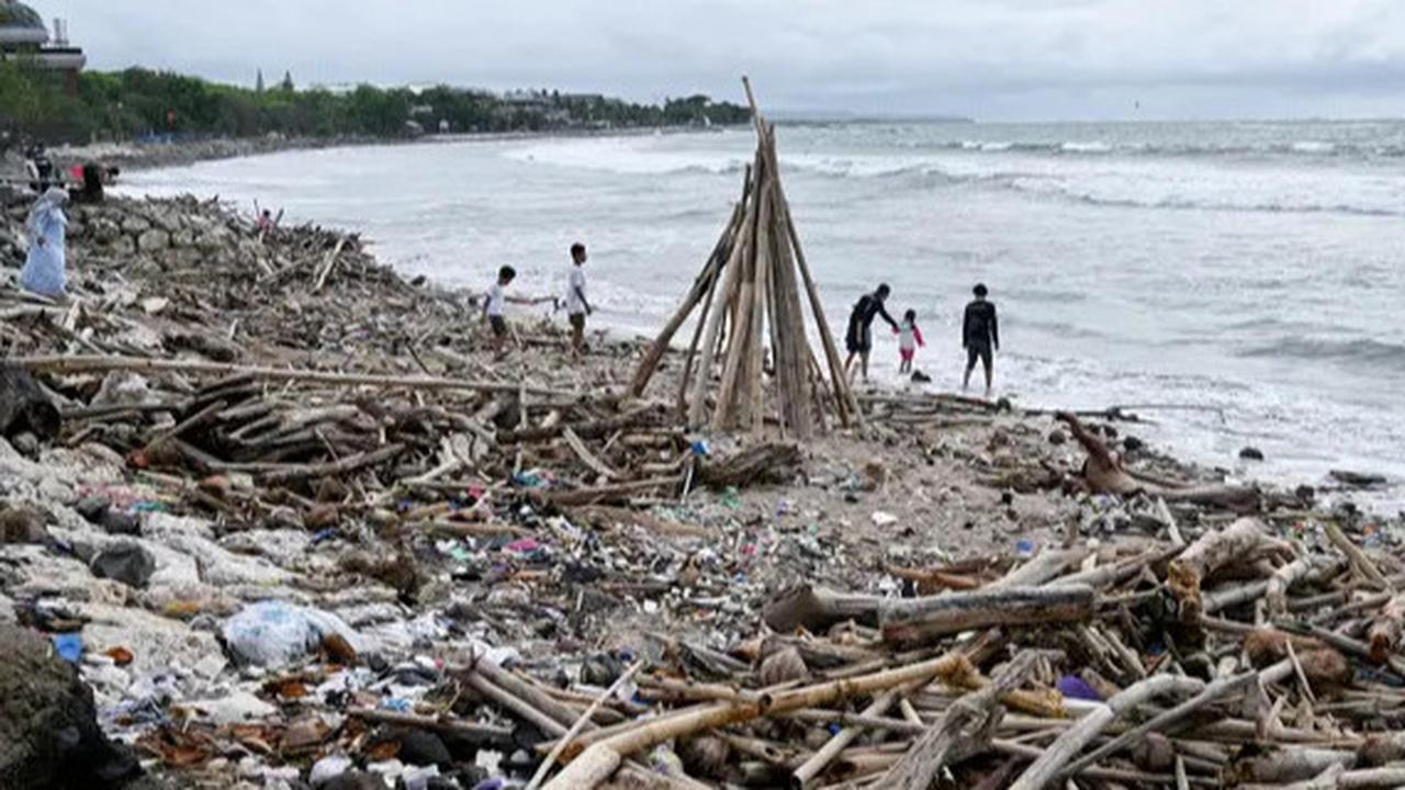 FOTO: Potret Kumuh Pantai Kuta Dipenuhi Tumpukan Sampah