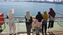 Pasien COVID-19 menikmati pemandangan usai senam pagi di geladak kapal penumpang Umsini di Pelabuhan Soekarno-Hatta Makassar, Sulawesi Selatan, Minggu (8/8/2021). Indonesia memiliki kasus harian virus corona yang paling banyak dikonfirmasi di Asia. (AFP/Andri Saputra)