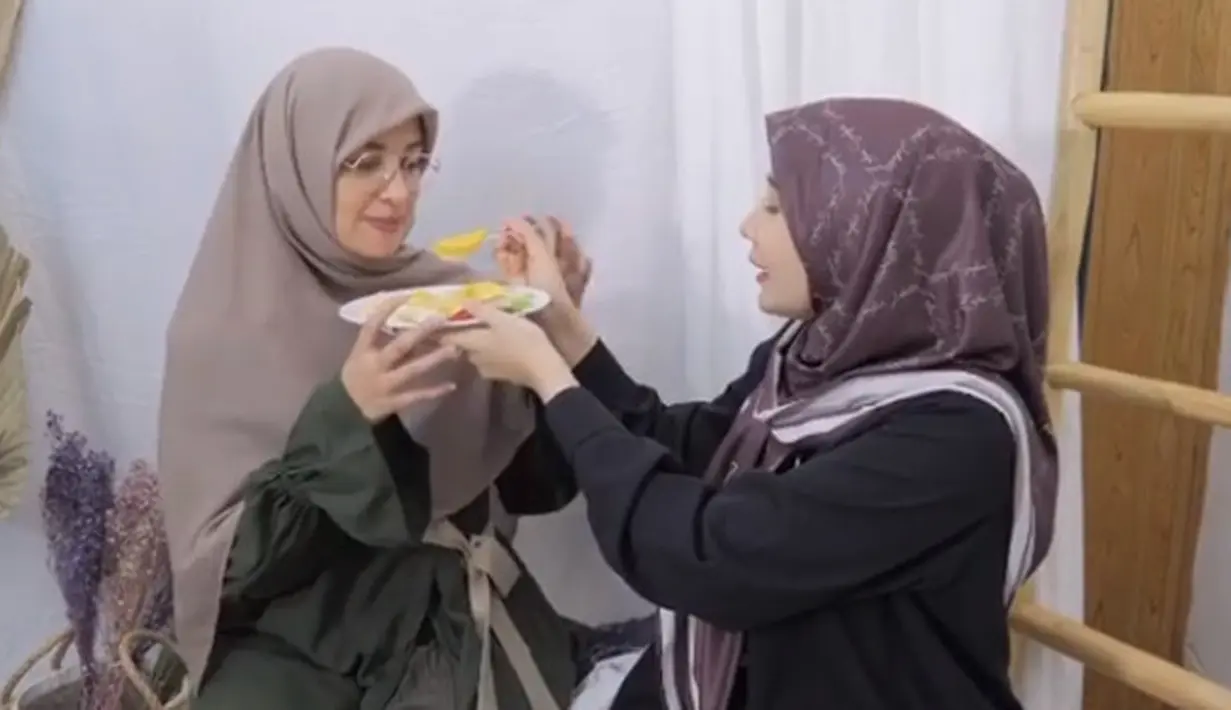 Lucunya, mangga muda yang diinginkan Zaskia ternyata bukan untu dirinya. Melainkan untuk sang adik, Shireen Sungkar. Menurut Zaskia, mangga muda cocok untuk Shireen yang kabarnya ingin program punya anak lagi. (Instagram/zaskiasungkar15)