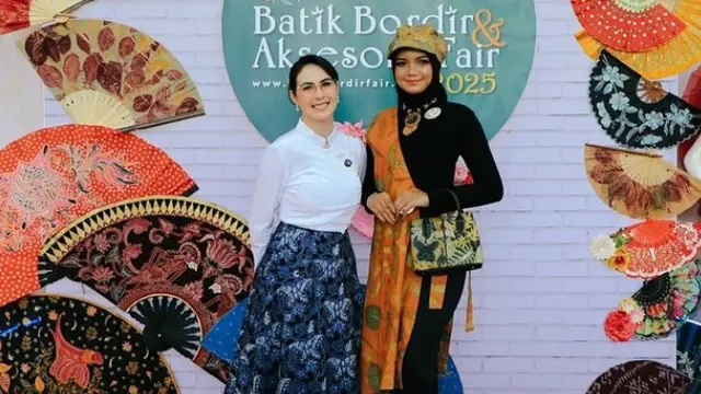 Inspirasi Outfit Ibu Pejabat ala Arumi Bachsin