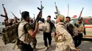 Sejumlah pasukan keamanan Irak bergembira merayakan keberhasilan merebut desa Khalidiya dari ISIS di, selatan Mosul, Irak, (20/10). (REUTERS/Thaier Al-Sudani)