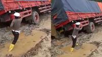 Polisi bantu evakuasi truk terjebak di lumpur (Instagram/@terangmedia)