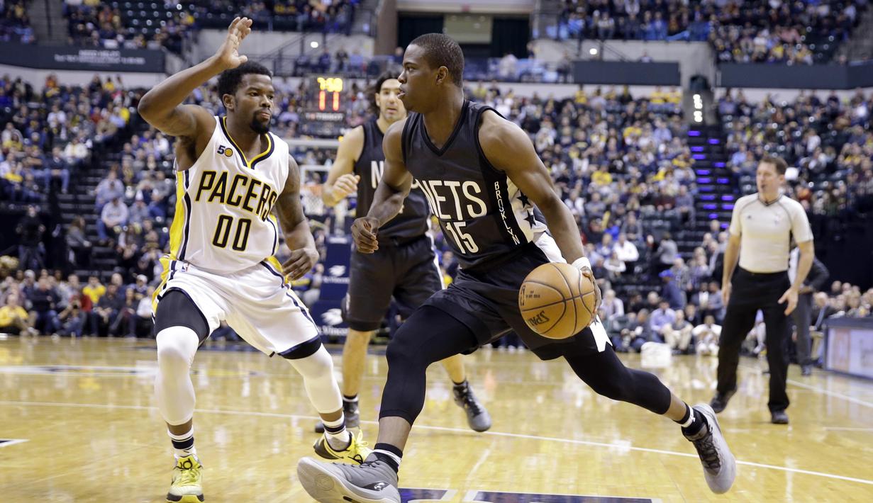 Pemain Brooklyn Nets, Isaiah Whitehead (15) berusaha menggiring bola melewati hadangan pemain Indiana Pacers, Aaron Brooks (kiri) pada laga lanjutan NBA di  Bankers Life Fieldhouse, Indianapolis, (5/1/2017).  (AP/Michael Conroy)