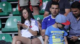 Wanita seksi ini berada di tengah-tengah bangku penonton