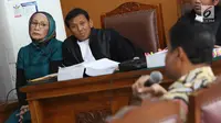 Terdakwa kasus dugaan penyebaran berita bohong atau hoaks Ratna Sarumpaet mendengarkan kesaksian saat sidang lanjutan di PN Jakarta Selatan, Selasa (9/4). Sidang dengan agenda mendengarkan keterangan empat orang saksi, salah satunya yaitu Presiden KSPI, Said Iqbal. (Liputan6.com/Immanuel Antonius)