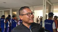 Asisten kepala delegasi Timnas Indonesia U-23, Sumardji, usai menghadiri latihan Tim Garuda Muda di Stadion Madya, Senayan, Jakarta, Jumat (8/3/2019). (Bola.com/Benediktus Gerendo Pradigdo)