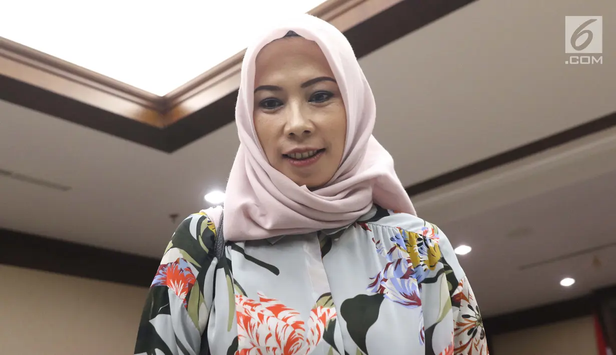 Terdakwa dugaan suap terhadap mantan anggota DPR Bowo Sidik Pangarso terkait kerja sama bidang pelayaran, Asty Winasti usai sidang pembacaan tuntutan di Pengadilan Tipikor, Jakarta, Rabu (7/8/2019). Asty dituntut 2 tahun penjara dan denda Rp 100 juta. (Liputan6.com/Helmi Fithriansyah)