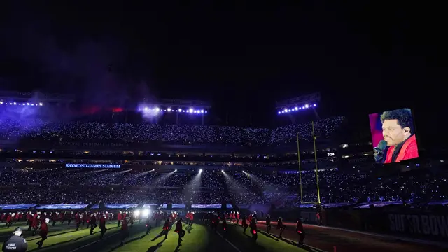 The Weeknd saat tampil di Super Bowl 2021 Halftime Show.  (AP Photo/Ashley Landis)
