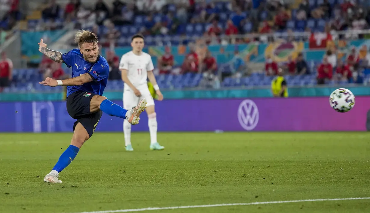 Italia memantapkan keunggulannya menjadi 3-0 di akhir babak kedua melalui tembakan keras striker Ciro Immobile dari depan kotak penalti yang bersarang telak di pojok kanan gawang Yann Sommer. (Foto: AP/Pool/Alessandra Tarantino)