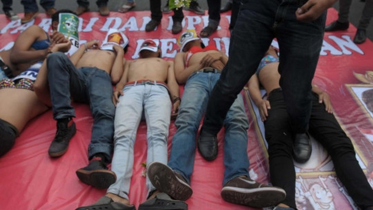Tuntut Jokowi-JK mundur, aktivis demo pakai bra di depan Istana