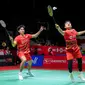 Pemain ganda putra Indonesia, Leo Rolly Carnando (depan) yang berpasangan dengan Daniel Marthin berusaha mengembalikan bola saat menghadapi pasangan Denmark, Daniel Lundgaard/Mads Vestergaard pada babak perempatfinal Daihatsu Indonesia Masters 2024 di Istora Senayan, Jakarta, Jumat (26/1/2024). Leo/Daniel menang dua game langsung dengan skor 21-14, 21-12. (Bola.com/Bagaskara Lazuardi)