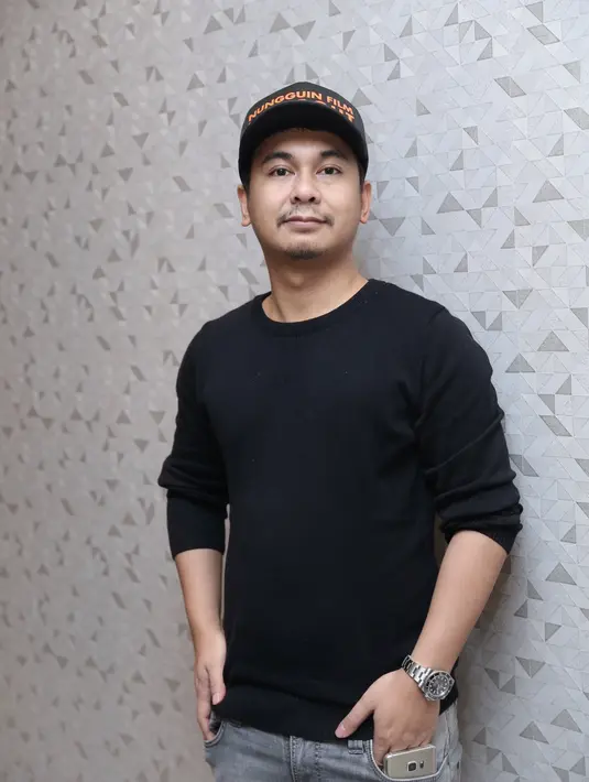 Saat melakukan syuting di Gunung Salak, Bogor, Jawa Barat, Raditya Dika mengalami kejadian aneh. Dua kali harus diulang saat salah satu pemain menggunakan bahasa Jawa. (Galih W. Satria/Bintang.com)