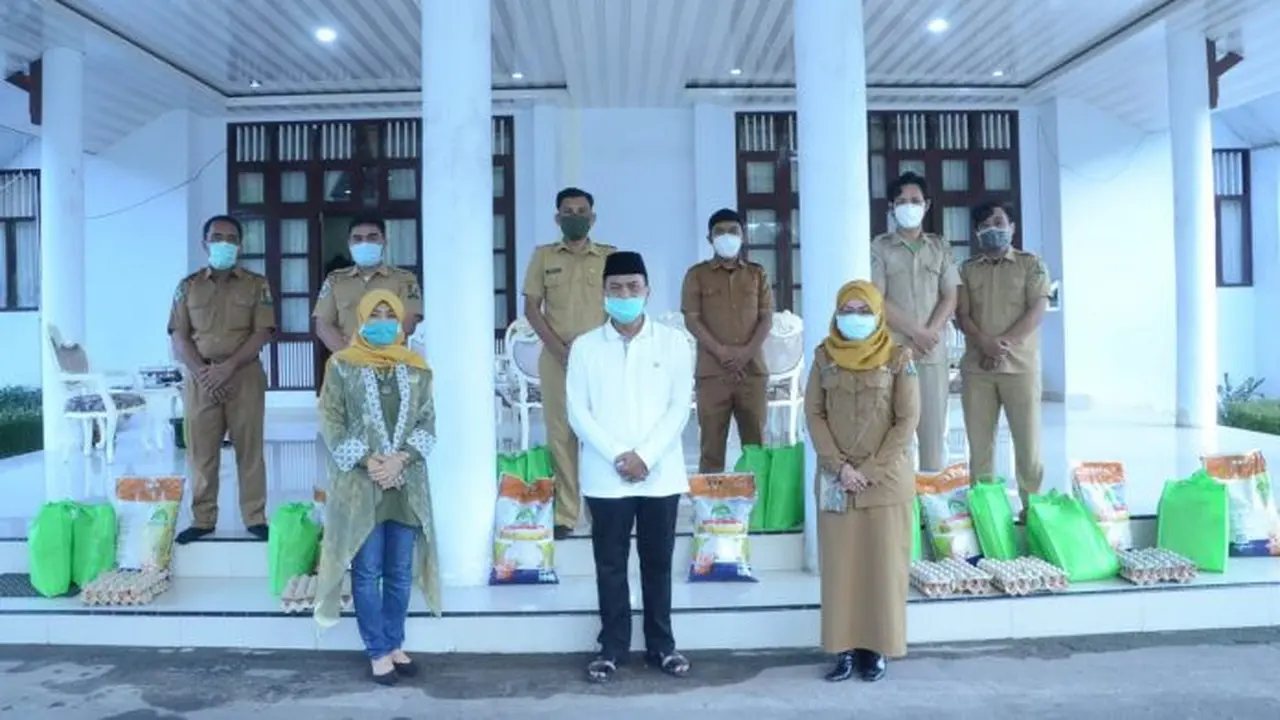 Bupati berikan bingkisan
