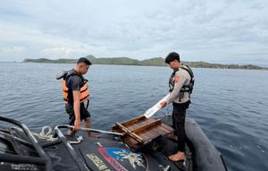 Tim SAR gabungan saat menemukan serpihan kapal badan kapal KM Putri Sakinah di perairan Pulau Padar, Labuan Bajo, Manggarai Barat, Nusa Tenggara Timur (NTT). (Antara)