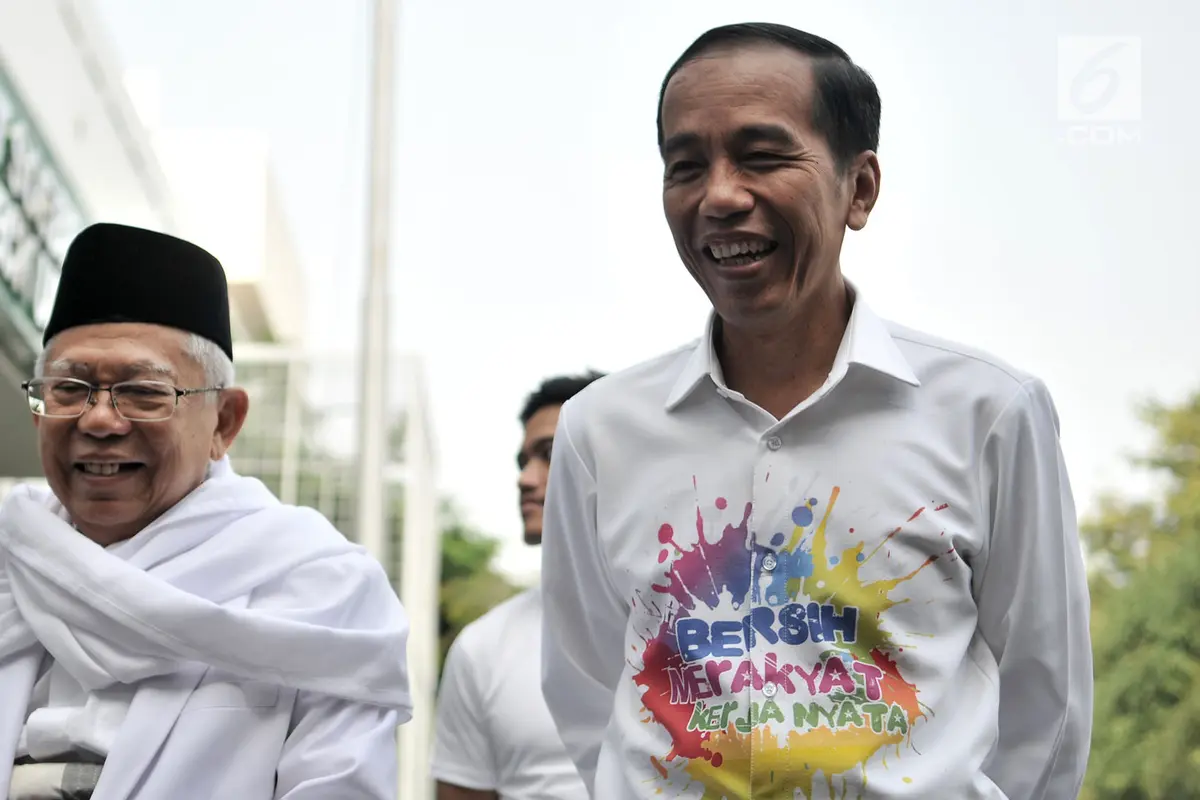 Lihat Kemeja Motif Unik Jokowi Saat Cek Kesehatan di RSPAD